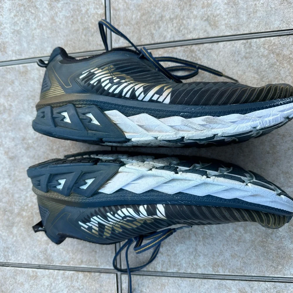HOKA ONE ONE - M ARAHI MIDNIGHT NAVY/METALLIC GOLD